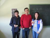 El director hace entrega del carné de calculista a dos alumnos de 1º ESO E